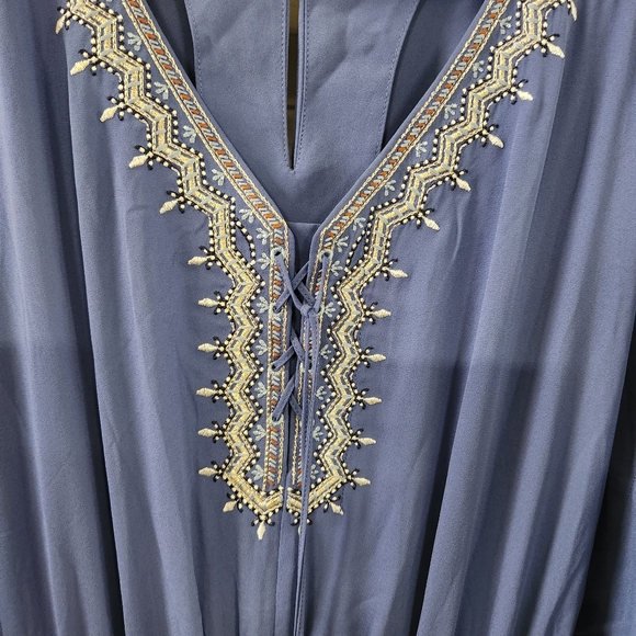 White House Black Market embroidered romper - Picture 2 of 8